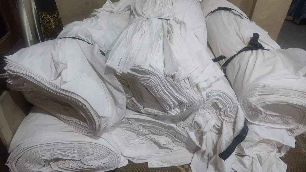 tumpukan kain blacu dalam posisi gulung